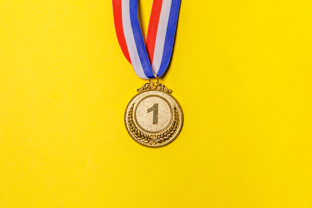 成功简单平躺冠军或冠军金杯奖牌隔离在黄色彩色背景上竞赛胜利奖励
