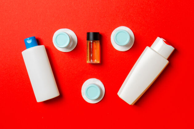 容器一套旅行大小的红色背景化妆品瓶护理配件液体