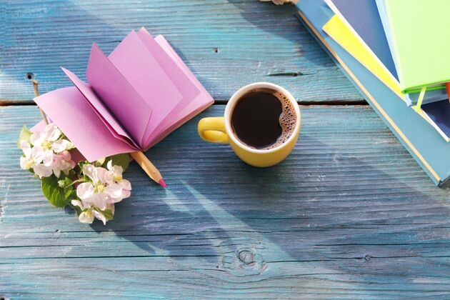 茶打开空白的笔记本和铅笔 一杯咖啡 木桌上的鲜花 春天杯子花咖啡