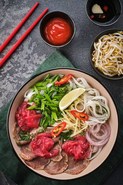 东方菜传统越南汤pho-bo亚洲食品概念.top查看烹饪碗一餐