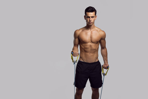 锻炼正面图片一个自信的年轻男子赤膊上身显示腹肌成人活跃深色