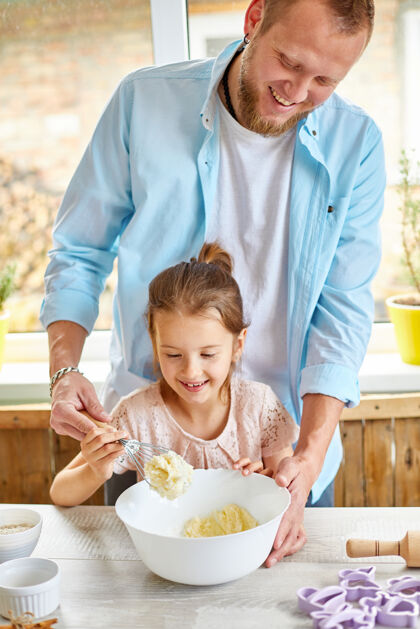 食谱爸爸和女儿一起在厨房准备面团 在家做饭 做父亲和家庭周末的概念步骤职业面粉