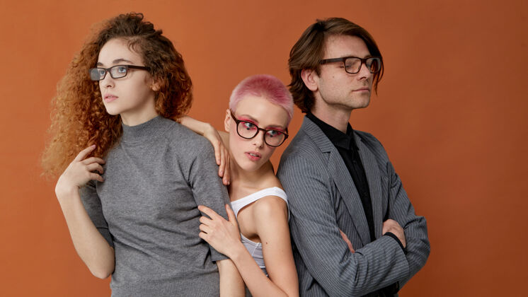 模特正面肖像三位年轻的白种时尚模特穿着休闲服 戴着眼镜时尚年轻人短发
