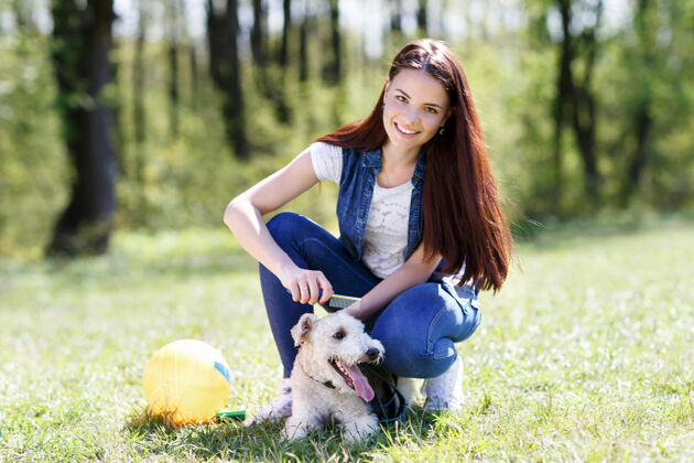 夏日美丽少女和她的狗的画像微笑女性善良
