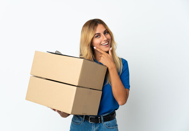盒子年轻的金发乌拉圭女送货员白幸福和微笑持有人服务