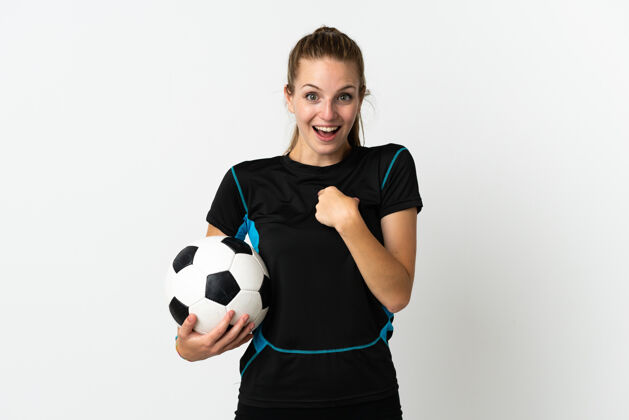 休闲一个年轻的足球运动员 脸上露出惊讶的表情人比赛女人
