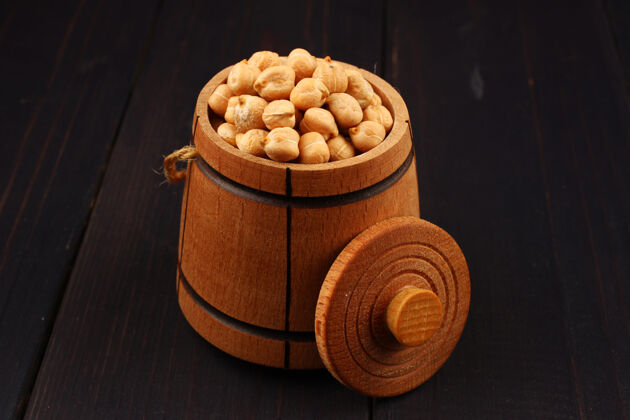 干鹰嘴豆在木桶里豌豆表面特写素食谷物堆