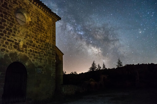 森林夜空与银河以上圣玛丽亚德杜尔奇斯教堂在西班牙满天银河废墟