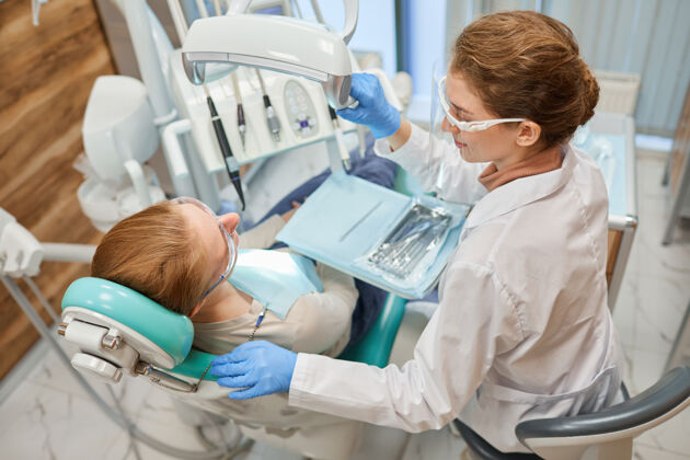医疗设备牙医在牙科手术中使用医疗器械与患者在诊所就诊诊所卫生