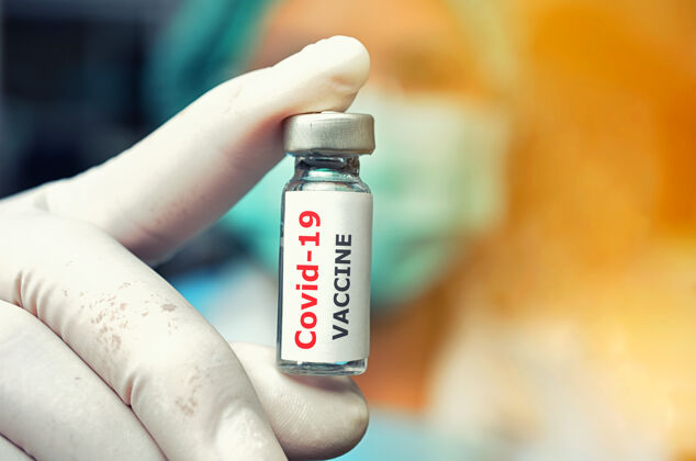 流行病Covid-19冠状病毒疫苗在医生 研究员 科学家手把手放在肩上 用注射器和瓶子盛装疫苗冠状病毒.医疗保健医学 实验室概念实验室大流行疾病