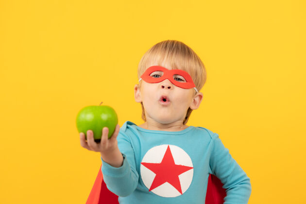 生食超级英雄小孩拿着苹果想象力运动赢家