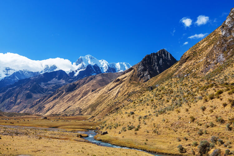 蓝色美丽的山脉风景在科迪勒拉华亚什 秘鲁 南美洲宁静顶峰美丽