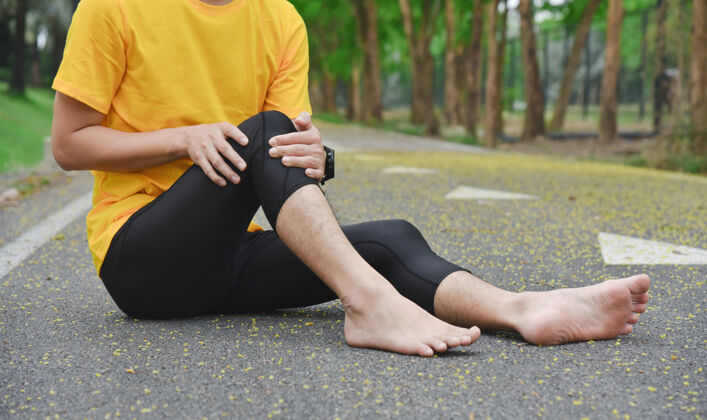成年人亚洲年轻运动员在户外运动中肌肉和关节疼痛 过度训练或跑步和运动不公平的概念特写人耐力脚踝