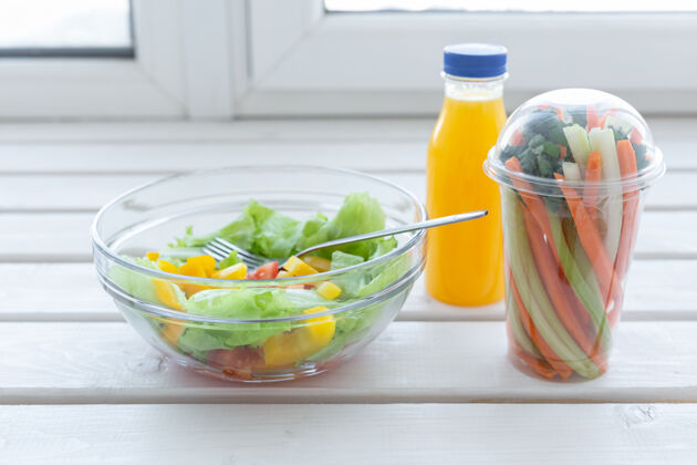 果汁一碗蔬菜沙拉生蔬菜和一瓶橙汁减肥食谱和正确的营养体重蔬菜卡路里