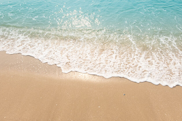 热带蓝色的海浪阳光反射沙滩背景温暖季节放松