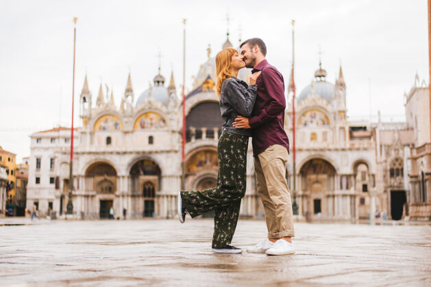 旅游年轻夫妇在威尼斯游玩-游客在意大利旅游和观光威尼斯最相关的地标-关于生活方式 旅游 旅游的概念一起旅游快乐