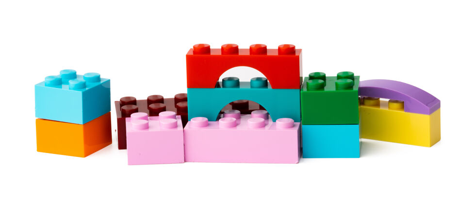形状彩色塑料玩具积木上隔离白色塑料学习游戏