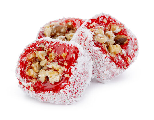 软的红色土耳其喜悦与坚果在糖粉隔离在白色坚果Rahat东方的