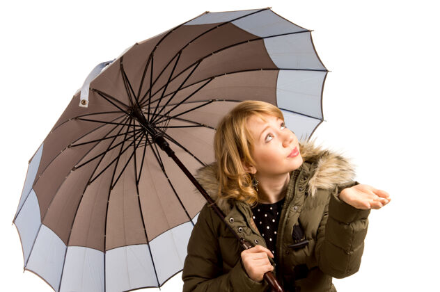 人一个年轻漂亮的金发女人穿着一件毛皮装饰的冬衣 手里拿着一把伞女人雨保护