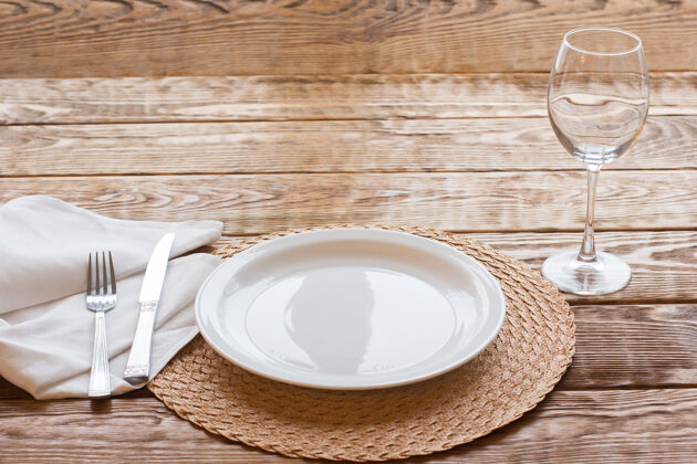 木头木桌上的空餐具酒杯餐具桌子