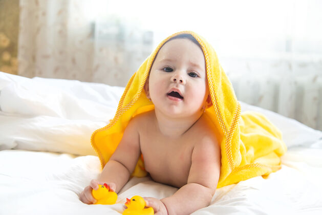 美丽宝宝用毛巾洗澡后快乐情绪有趣