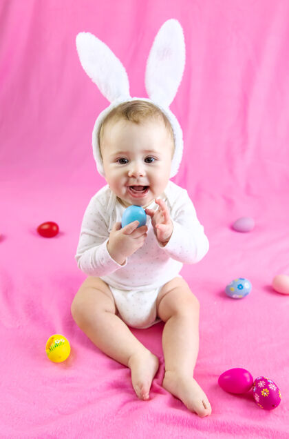 手穿得像兔子的宝宝 带着复活节彩蛋过复活节花式服装表情