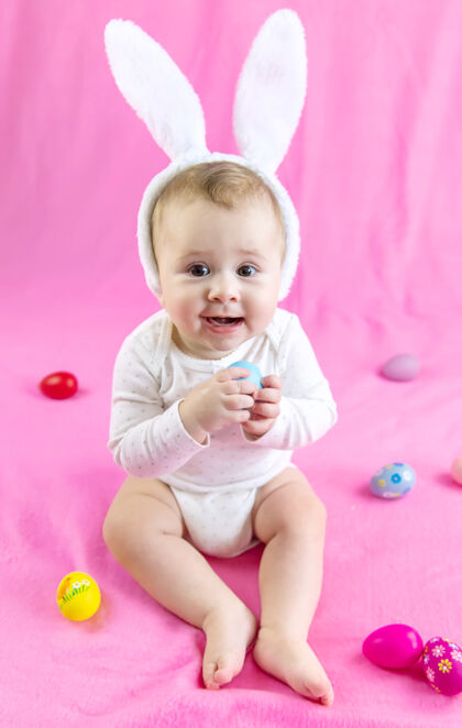 鸡蛋穿得像兔子的宝宝 带着复活节彩蛋过复活节多彩人年轻