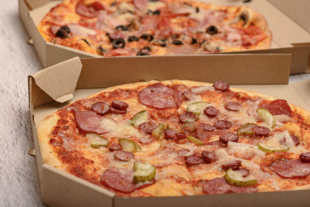 送货棕色瓦楞纸板披萨外卖盒灰色background.round 披萨番茄意大利菜烘焙