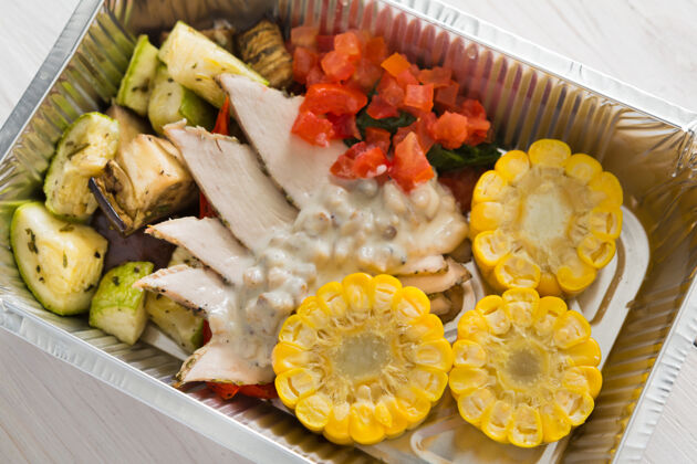 送货健康的食物供应或外卖概念有机营养 蛋白质 碳水化合物和脂肪平衡铝箔盒菜蔬菜 火鸡和玉米美味盒子晚餐