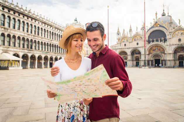 旅游年轻夫妇在威尼斯游玩-游客在意大利旅游和观光威尼斯最相关的地标-关于生活方式 旅游 旅游的概念快乐目的地微笑