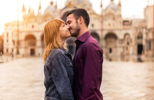 威尼斯年轻夫妇在威尼斯游玩-游客在意大利旅游和观光威尼斯最相关的地标-关于生活方式 旅游 旅游的概念一起女人度假