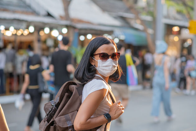 市场街上戴着面具的女孩病毒旅游肖像