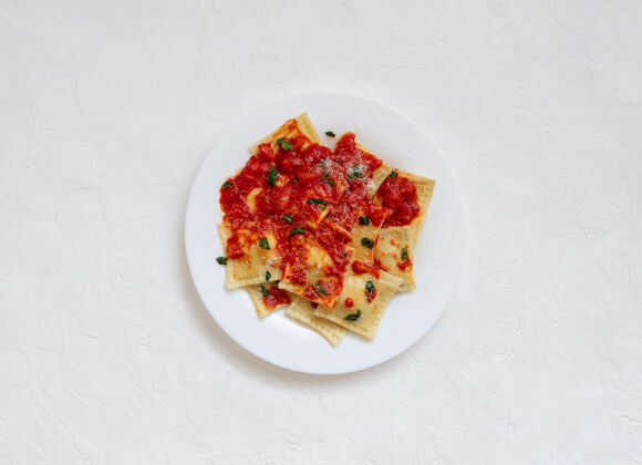 意大利乳清干酪馄饨配番茄酱 菠菜和帕尔玛干酪健康饮食素食意大利料理意大利饺子菠菜小麦