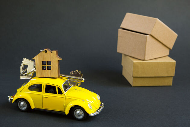 租赁黄色的玩具车 屋顶上有一把房子的钥匙 背景是黑色的别墅公寓住宅