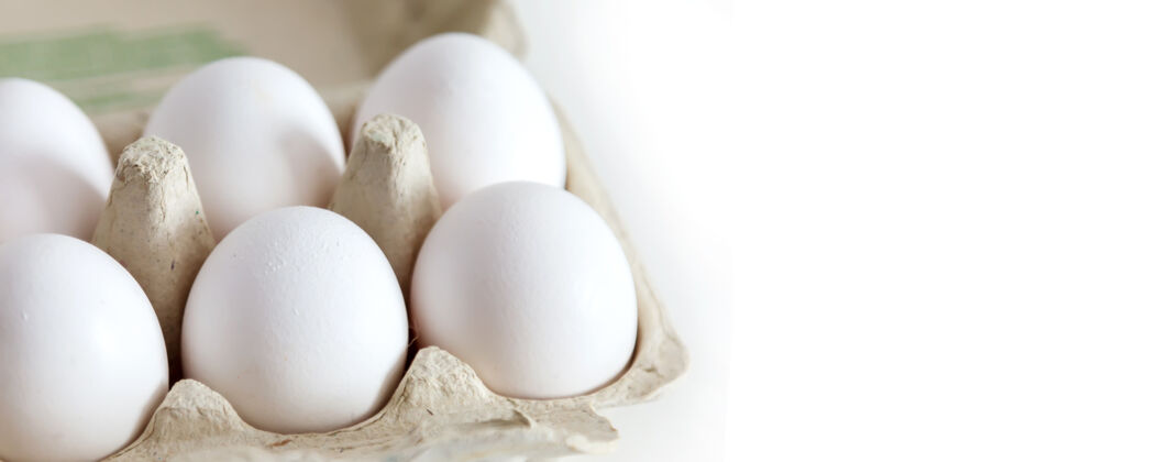 水平白色鸡蛋包装在白色隔离表面上纸箱鸡蛋包装