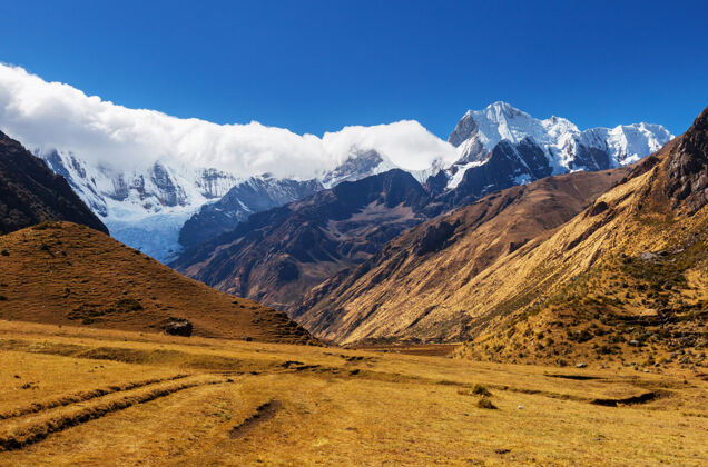 风景美丽的山脉风景在科迪勒拉华亚什 秘鲁 南美洲顶峰宁静秘鲁