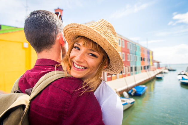 女孩年轻夫妇在威尼斯游玩-游客在意大利旅游和观光威尼斯最相关的地标-关于生活方式 旅游 旅游的概念生活方式颜色房子