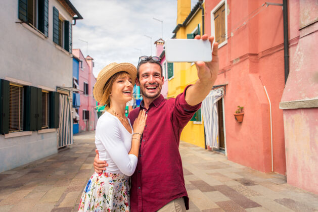 观光年轻夫妇在威尼斯游玩-游客在意大利旅游和观光威尼斯最相关的地标-关于生活方式 旅游 旅游的概念目的地情人影响者