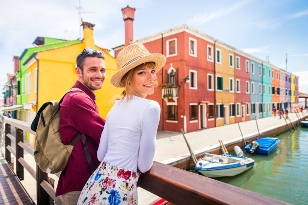 地标年轻夫妇在威尼斯游玩-游客在意大利旅游和观光威尼斯最相关的地标-关于生活方式 旅游 旅游的概念观光情侣影响者