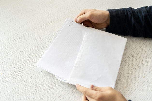 空白手里拿着纸和文字 把它放进信封里去寄信问候语文本笔记