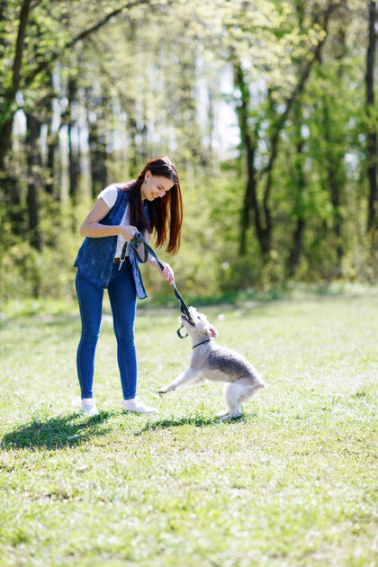 朋友美丽少女和她的狗的画像散步狗一起
