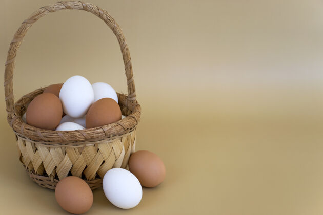 复制空间白色和棕色的鸡蛋放在淡褐色的柳条篮子里膳食乡村农业