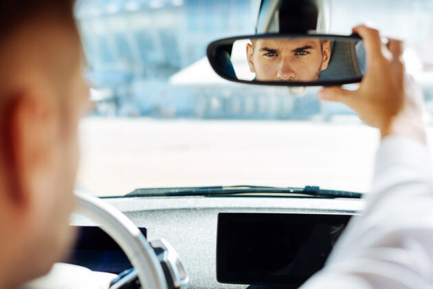 总是专业驾驶自信的聪明人开车时看着后视镜后视镜成人安全