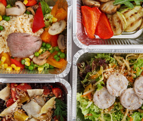 膳食健康食品背景铝箔盒中的天然有机食品肉类和蔬菜沙拉俯视图 平面图营养箔材房子
