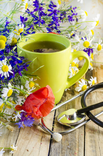 香料有用的和药用的花草茶和花草在一个杯子里食物热茶