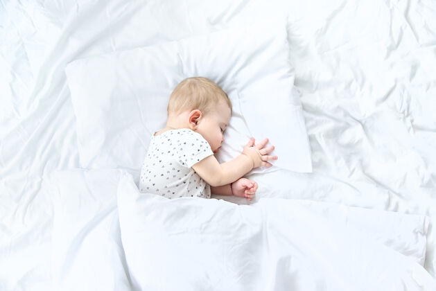平静宝宝睡在白色的床上可爱休息人