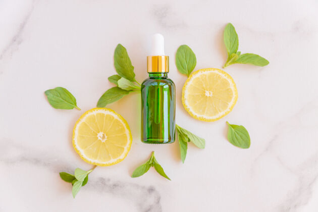 草药维生素c血清在化妆瓶柠檬柑橘片绿叶大理石表面吸管血清产品