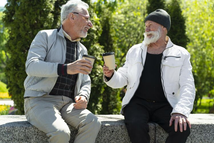 退休拿着咖啡杯的中枪男人老年人中枪老年人