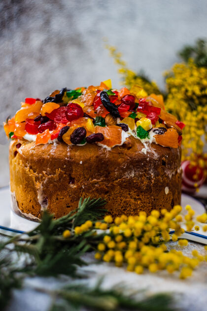 蛋糕复活节食物的概念与传统的蛋糕和彩蛋装饰春天的花朵晚餐兔子节日