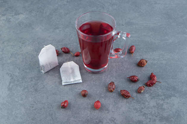 放松一杯玫瑰果茶放在大理石上香草水果抗氧化剂